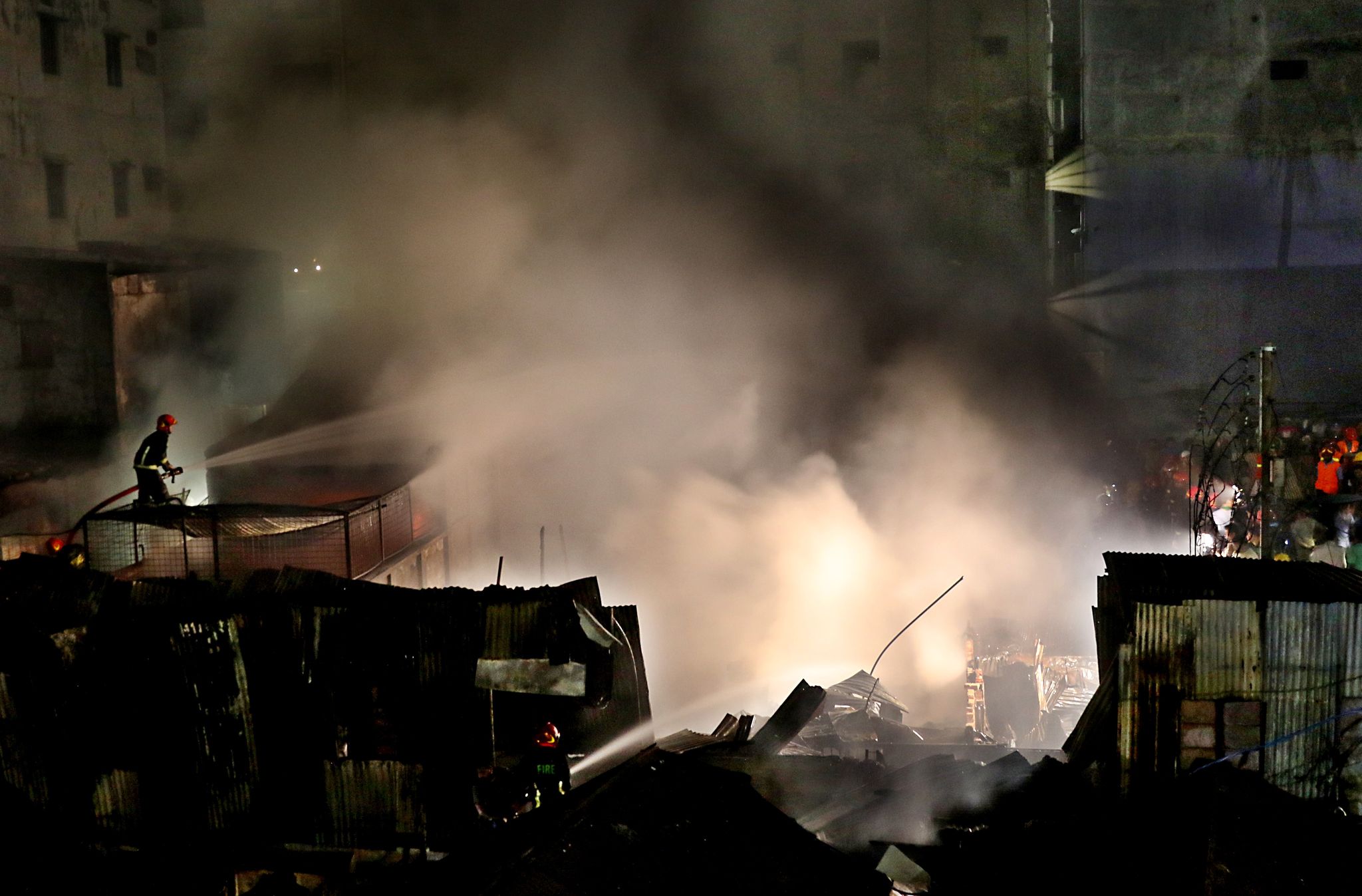 নবাবপুরের সুরিটোলায় গুদামে আগুন, ১৪ ইউনিটের চেষ্টায় নিয়ন্ত্রণে