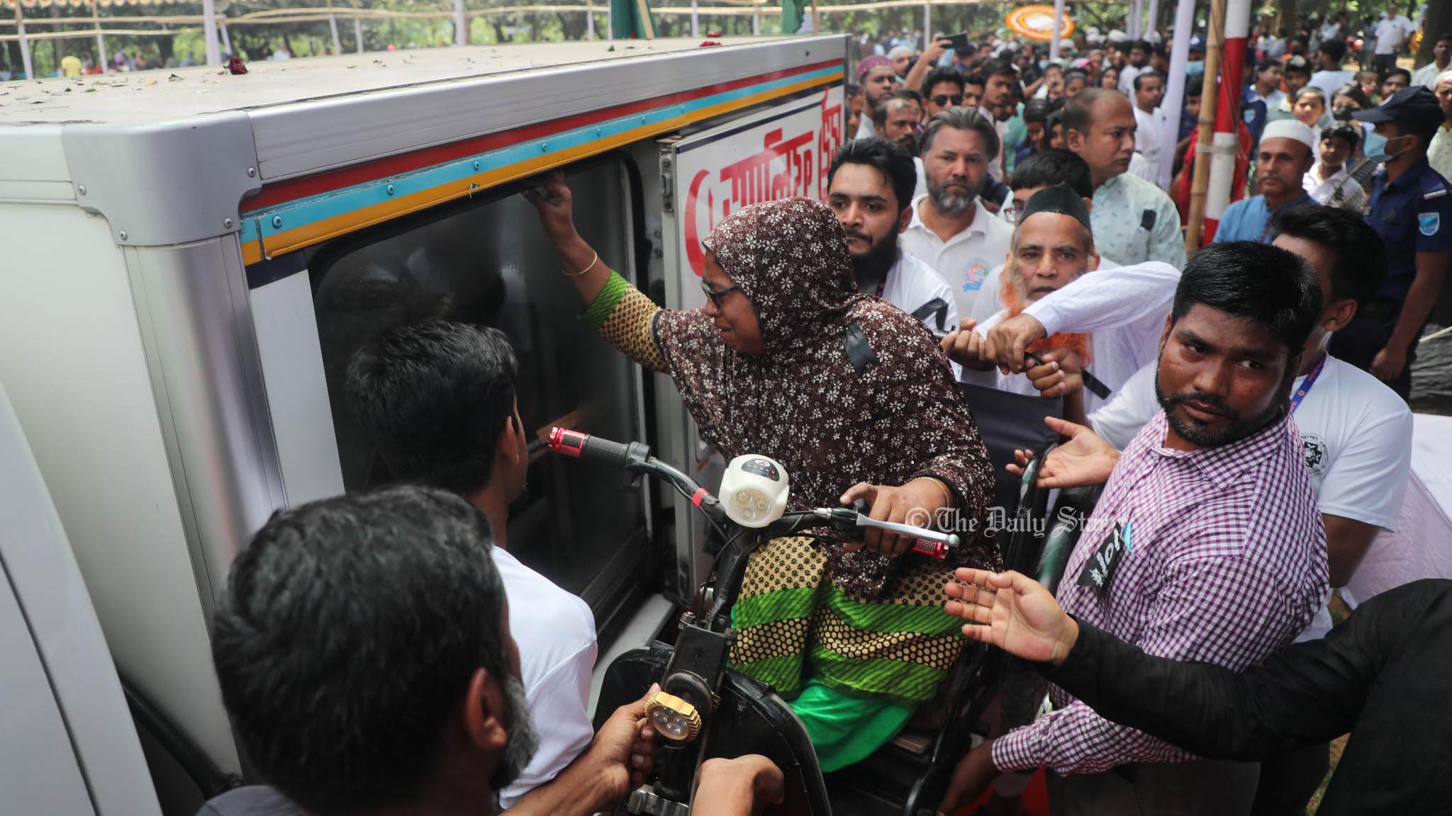  শেষবারের মতো ‘বড় ভাইকে’ দেখার জন্য…