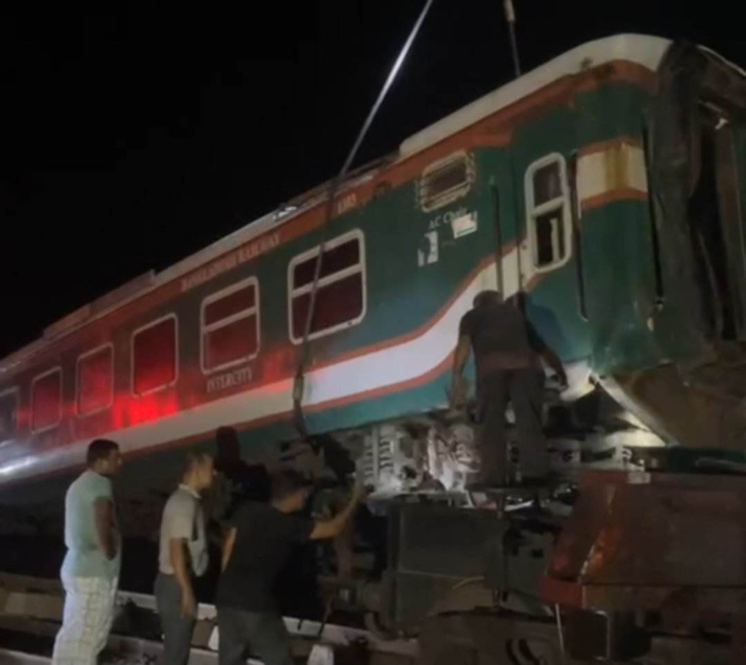 সোনার বাংলা এক্সপ্রেস উদ্ধার, চলছে ক্ষতিগ্রস্ত লাইন মেরামতের কাজ