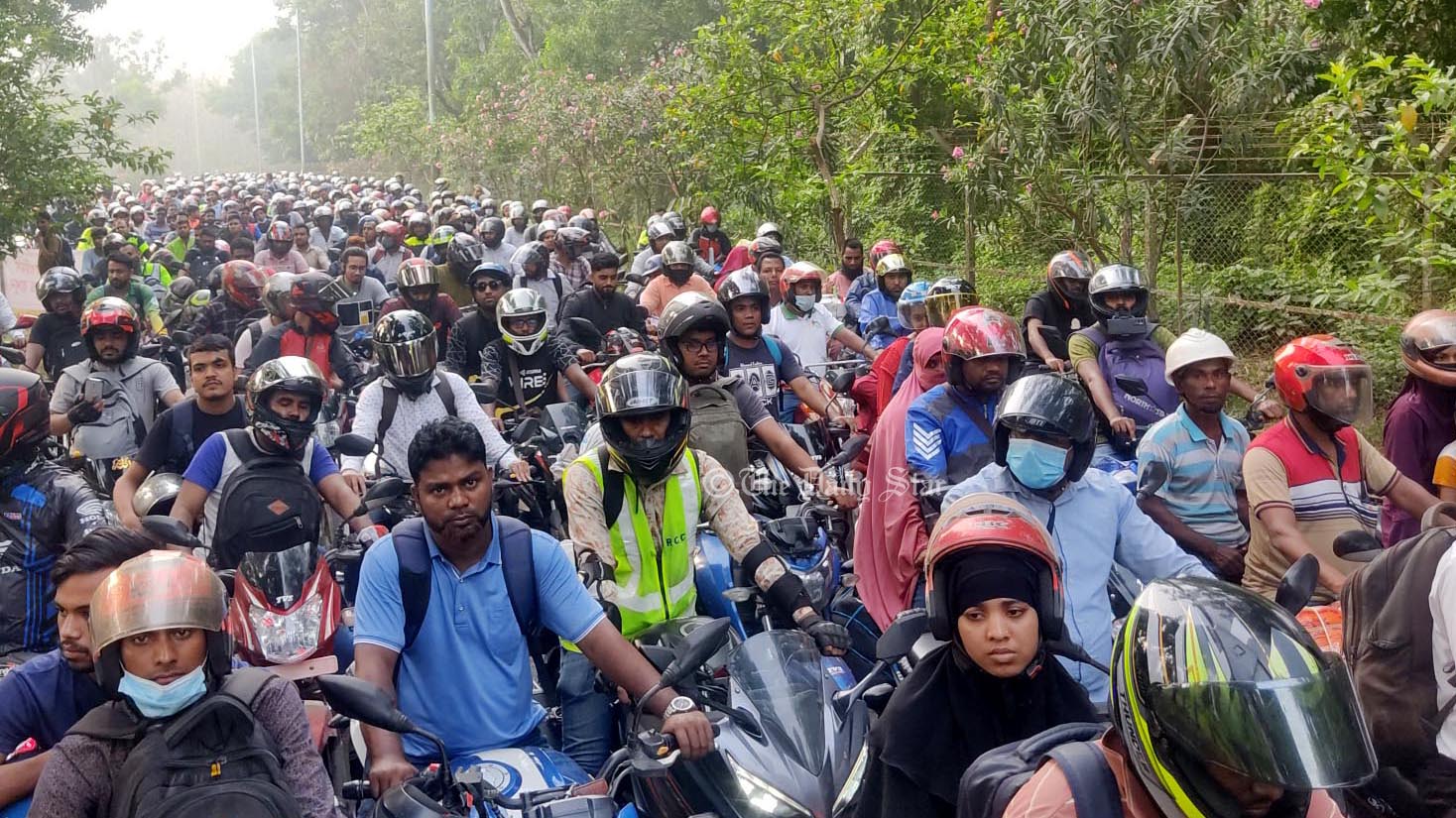 বঙ্গবন্ধু সেতু টোলপ্লাজায় মোটরসাইকেলের দীর্ঘ লাইন