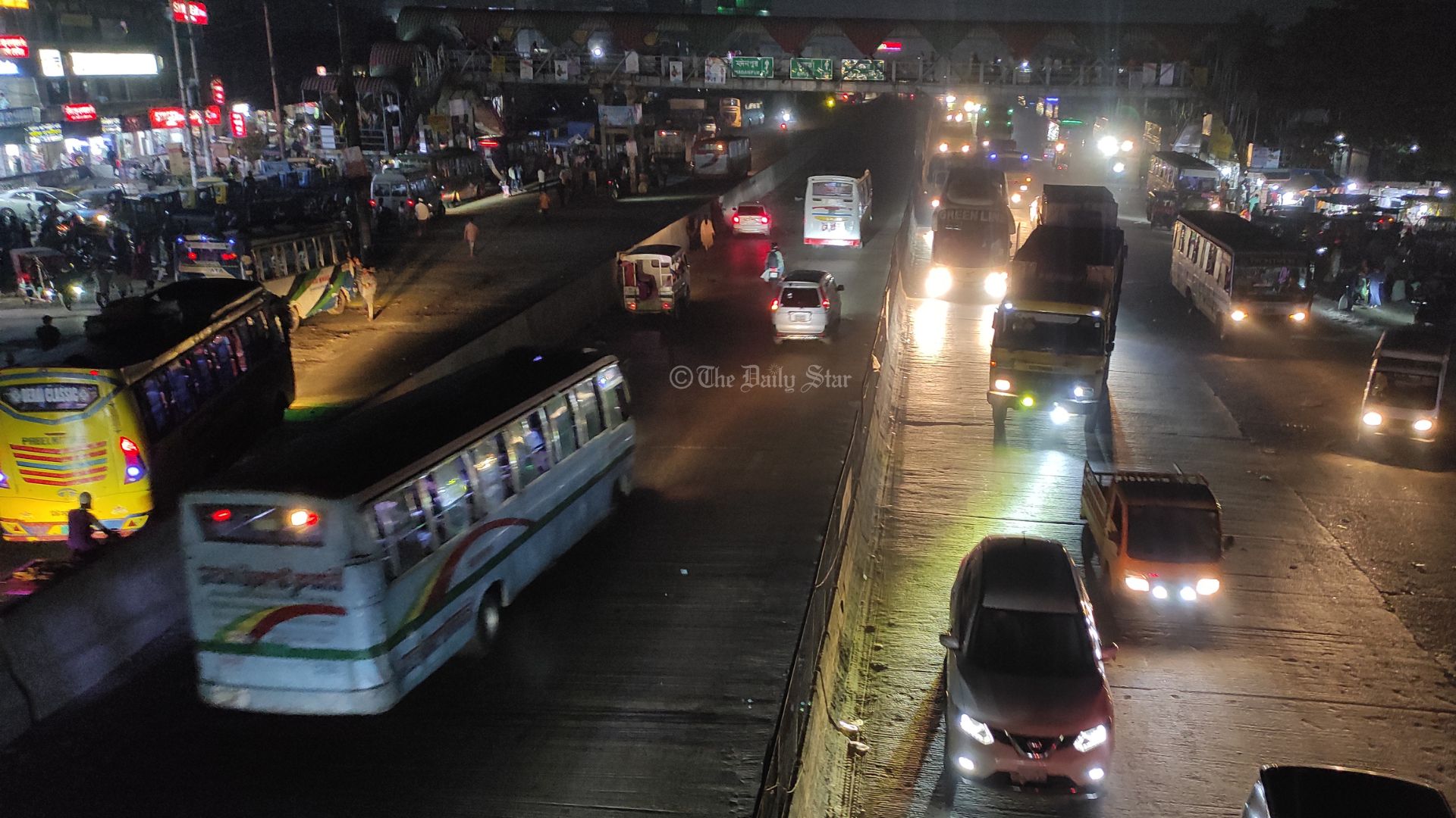 যাত্রীর চাপ কম হলেও, গুনতে হচ্ছে অতিরিক্ত ভাড়া