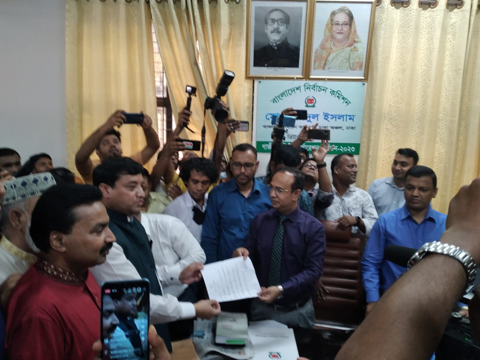 মা জায়েদা খাতুনের মনোনয়নপত্র জমা দিলেন জাহাঙ্গীর