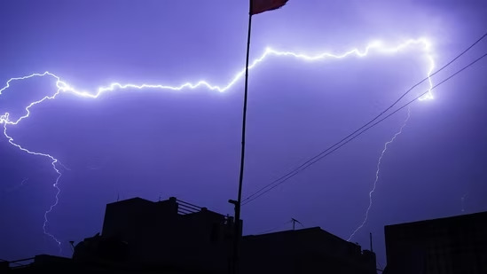 পশ্চিমবঙ্গে বজ্রপাতে ১৪ জনের মৃত্যু