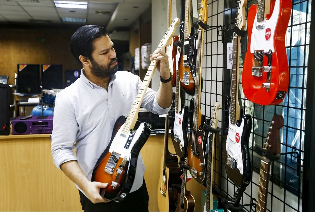 প্রথম গিটার কেনার আগে যা জানা জরুরি