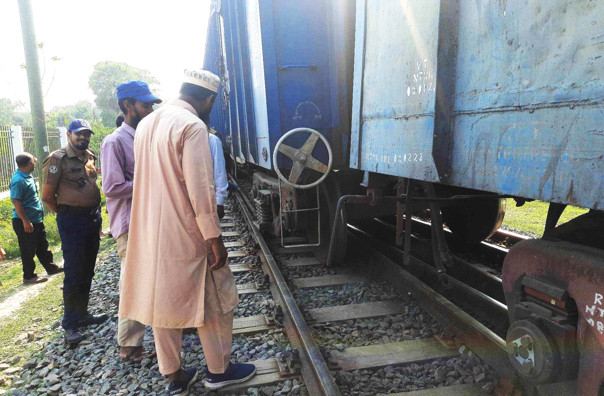 উল্লাপাড়ায় ২ বগি লাইনচ্যুত, ঢাকার সঙ্গে উত্তর-দক্ষিণের ট্রেন চলাচল বন্ধ