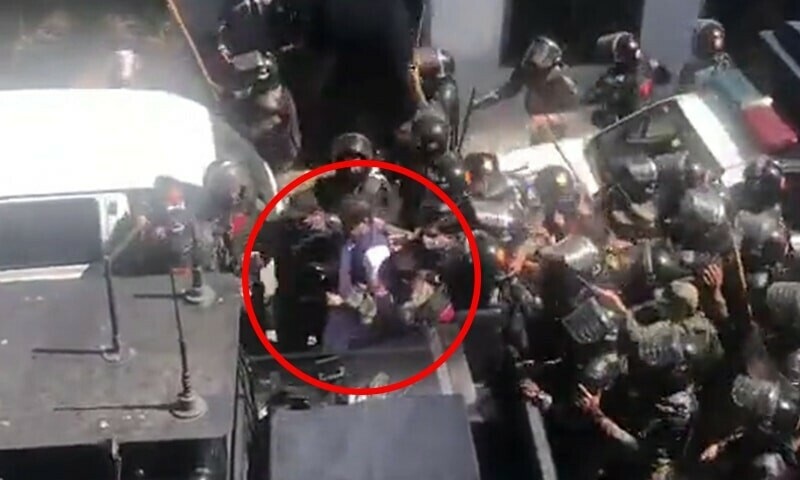 ইমরান খানকে ‘নির্যাতনের’ অভিযোগ আইনজীবীর, অস্বীকার সরকারের