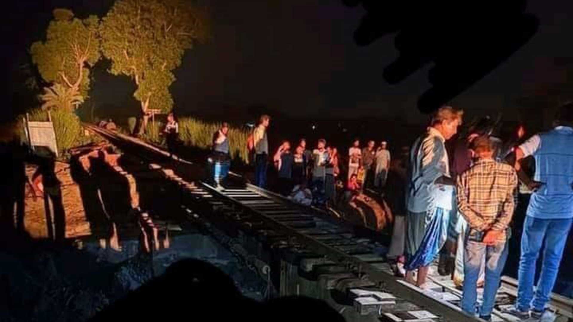 রেলসেতুর নিচের মাটি সরে যাওয়ায় ঢাকা-ময়মনসিংহ ট্রেন চলাচল বন্ধ
