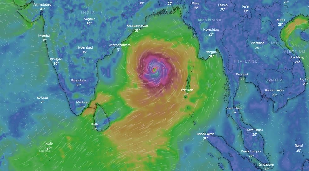 কক্সবাজার থেকে ৮৭০ কিলোমিটার দূরে মোখা, কমেছে গতিবেগ