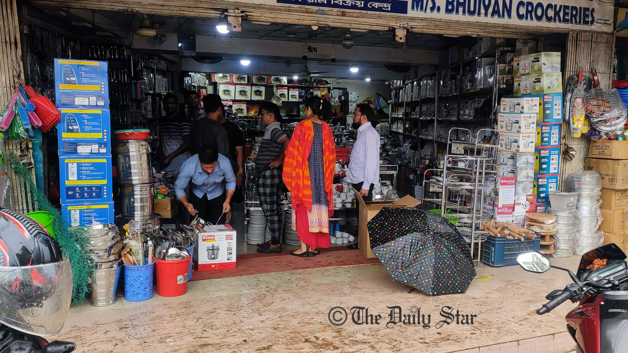 চট্টগ্রামে গ্যাস সংকট: কেরোসিনের চুলা নেই, ইনডাকশন কুকারের দামও চড়া