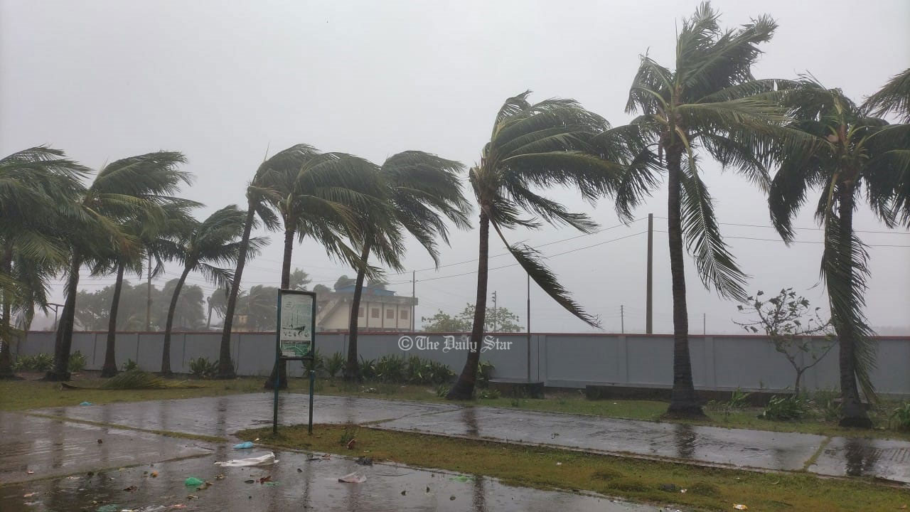 ‘বাতাস ভেজা বালি পর্যন্ত উড়িয়ে নিয়ে যাচ্ছে’