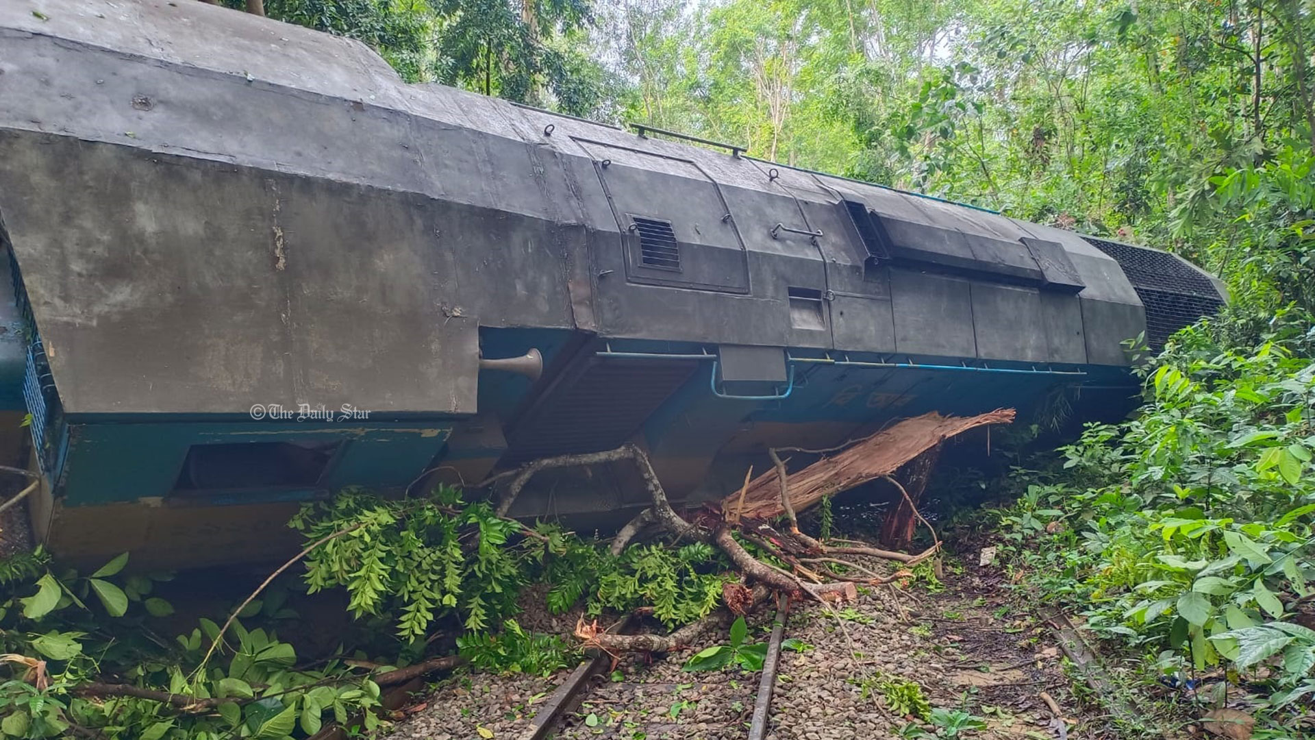 লাউয়াছড়ায় বগি লাইনচ্যুত: ৪ ট্রেনের যাত্রা বাতিল