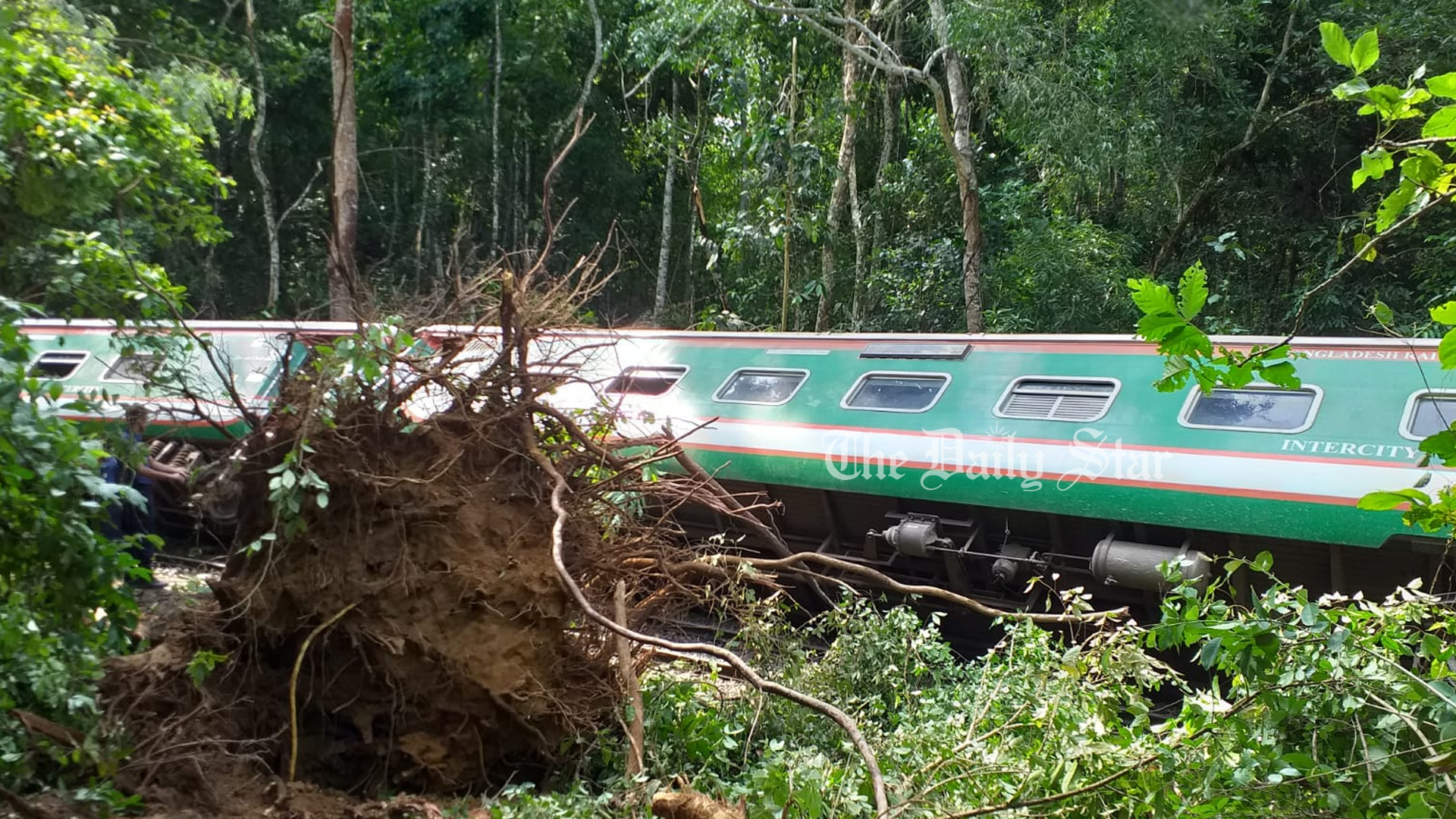 ‘ট্রেন ধীরে চলায় বড় দুর্ঘটনা ঘটেনি’