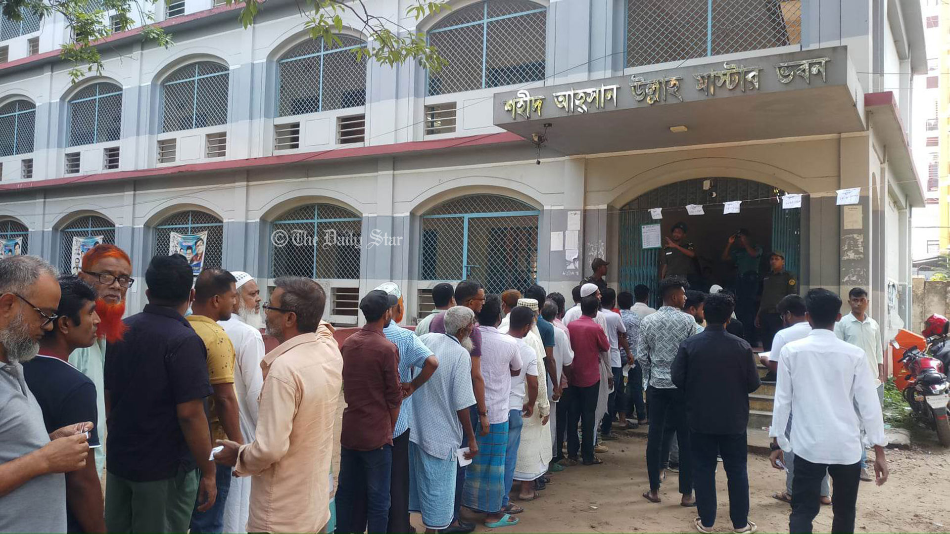 টঙ্গীর ৭ কেন্দ্র: টেবিল ঘড়ি-হাতি প্রতীকের এজেন্ট নেই, ভোটগ্রহণে ধীরগতি