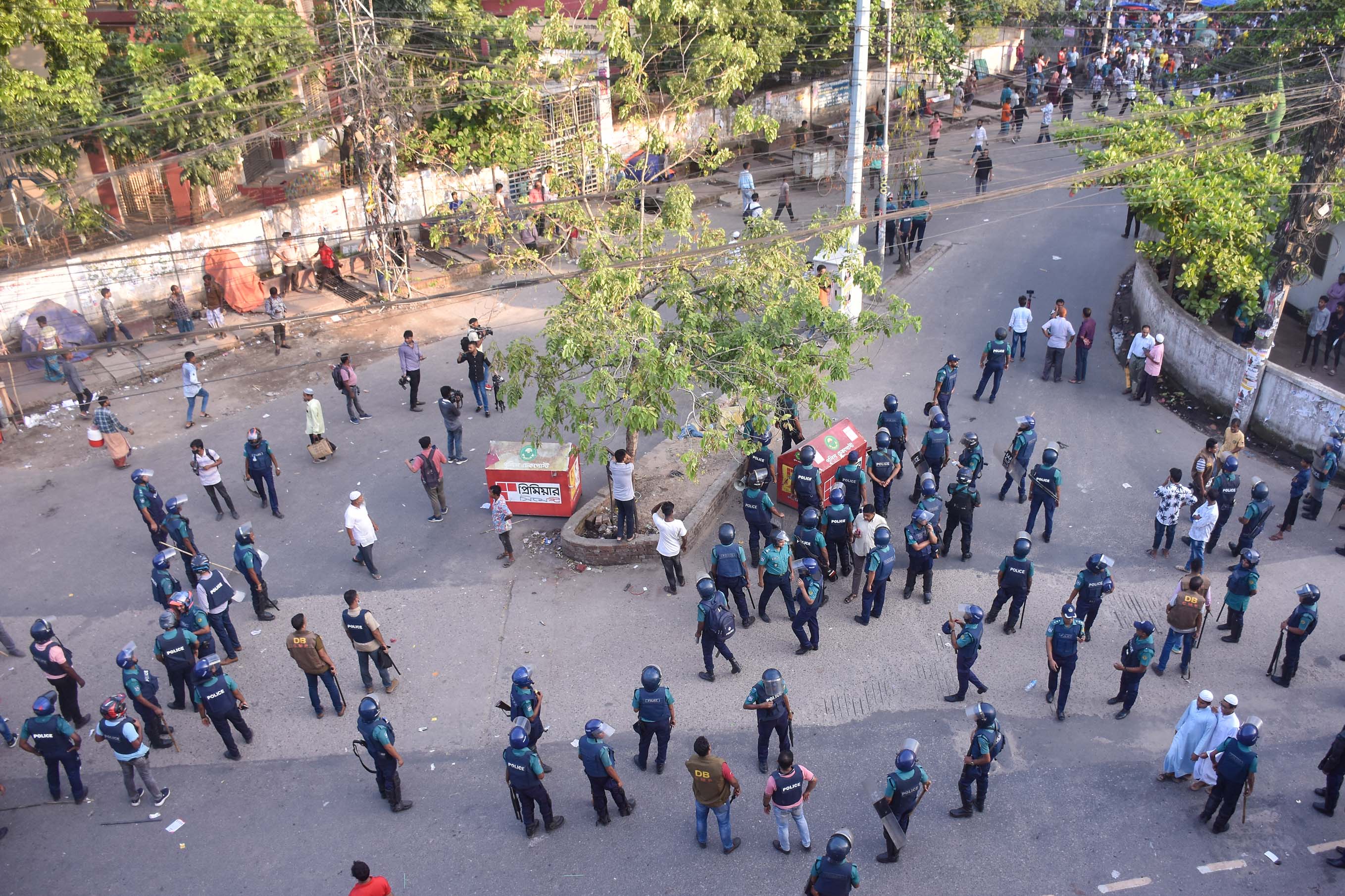পুলিশের ওপর ‘পাথর ছোড়ায়’ বিএনপির নেতাকর্মীদের ধাওয়া