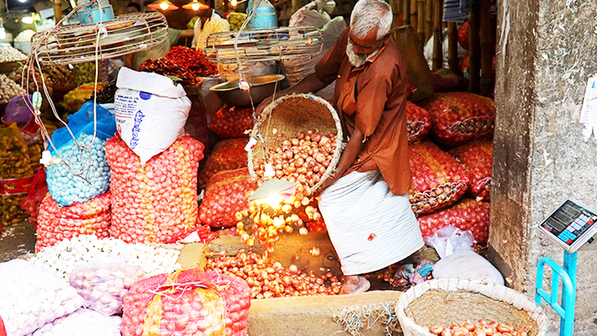 আমদানি শুরু হওয়ায় পেঁয়াজের দাম কমেছে