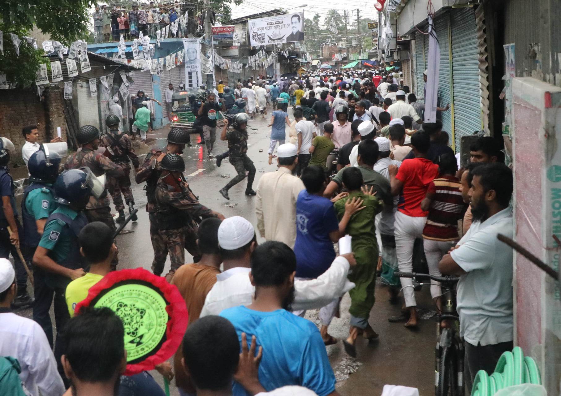 বরিশালে ইসলামী আন্দোলনের সমর্থকদের ওপর পুলিশ-বিজিবির লাঠিচার্জ