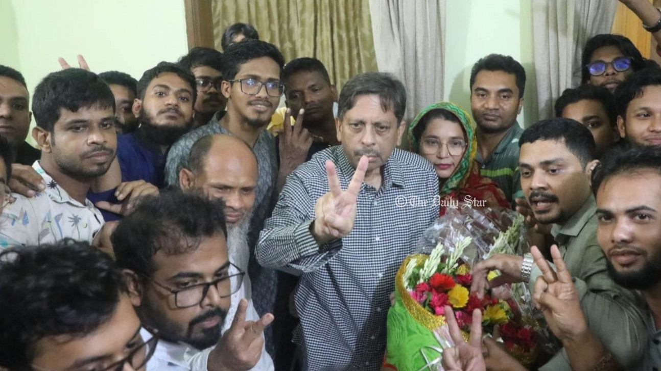 ‘বিরুদ্ধতার’ স্রোতে কীর্তনখোলার তীরে নৌকা ভিড়ল যেভাবে