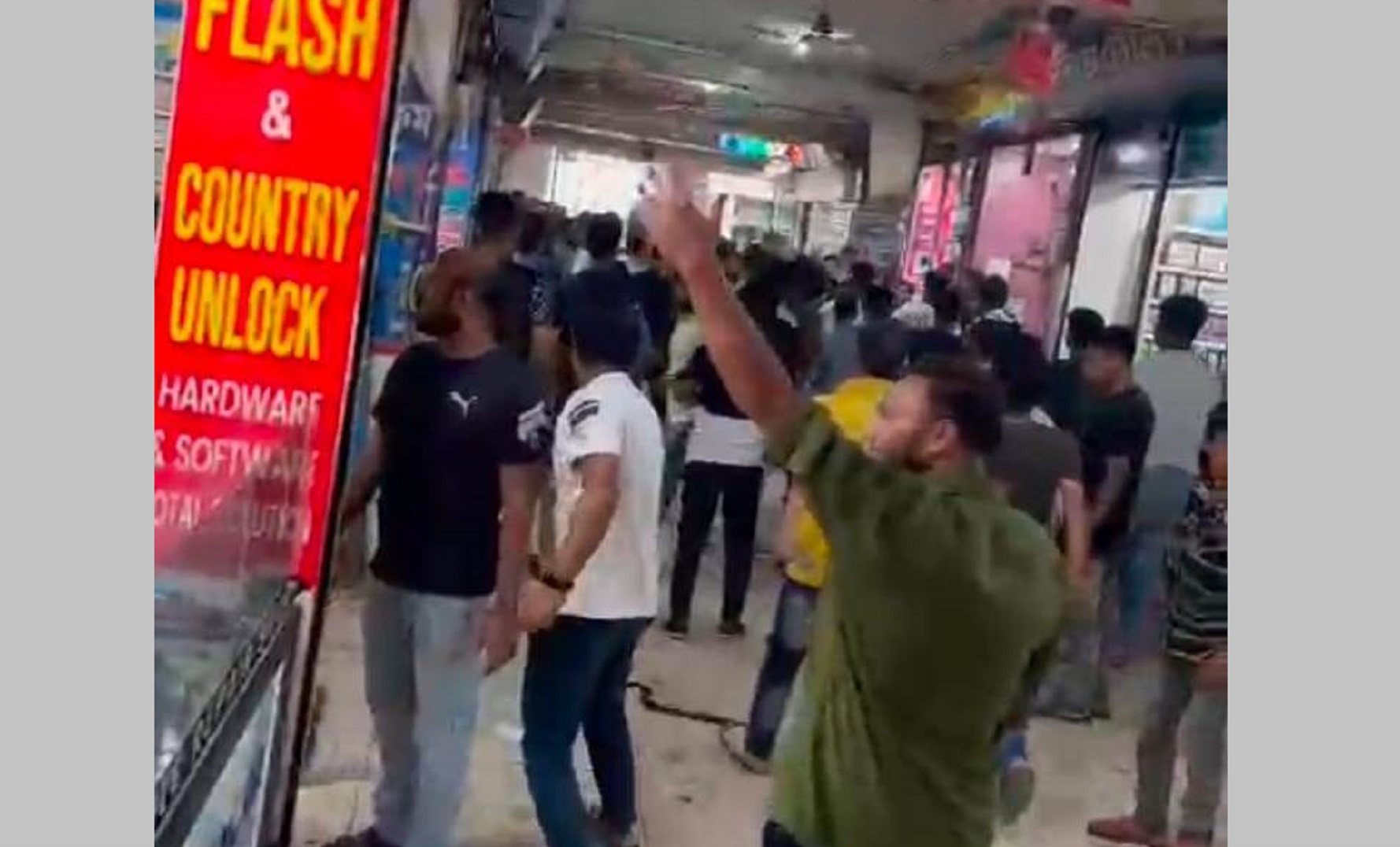 সাভারে জাবি শিক্ষার্থীদের সঙ্গে ব্যবসায়ীদের সংঘর্ষ