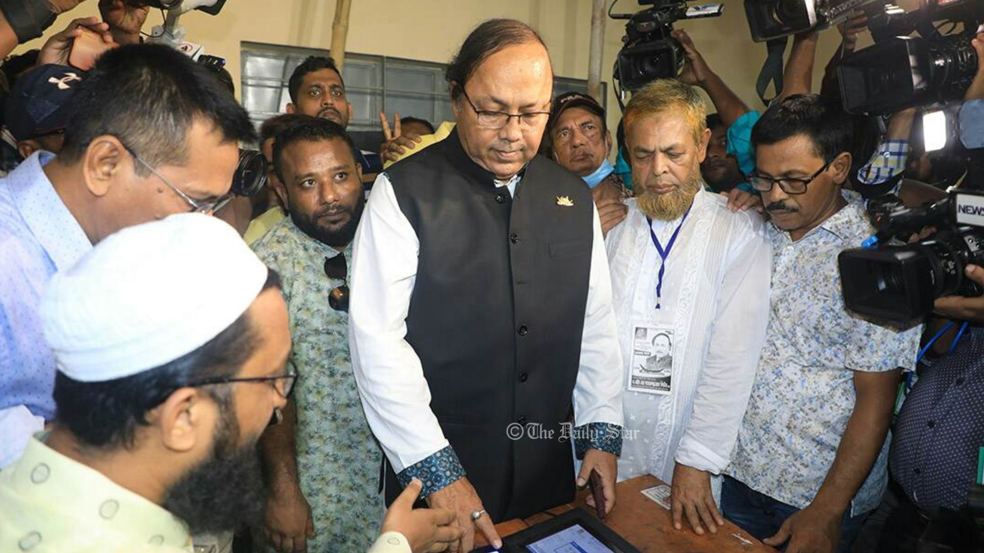 রাজশাহীতে ৮৬ কেন্দ্রে ৭৮ হাজার ভোটে এগিয়ে লিটন