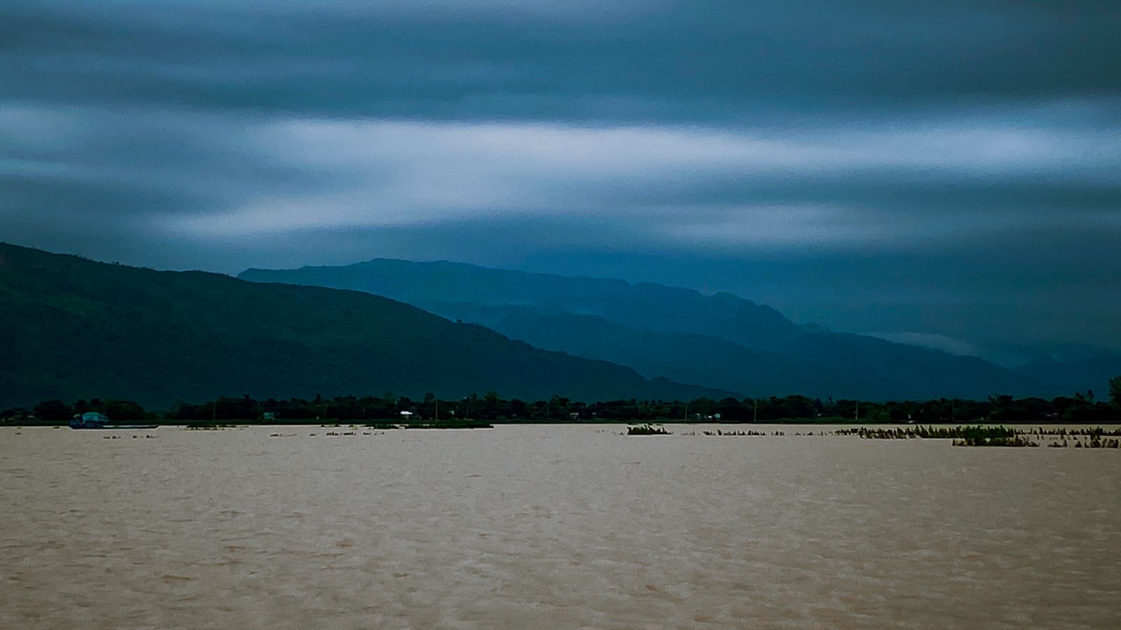 বর্ষায় ঘুরে আসুন টাঙ্গুয়ার হাওর