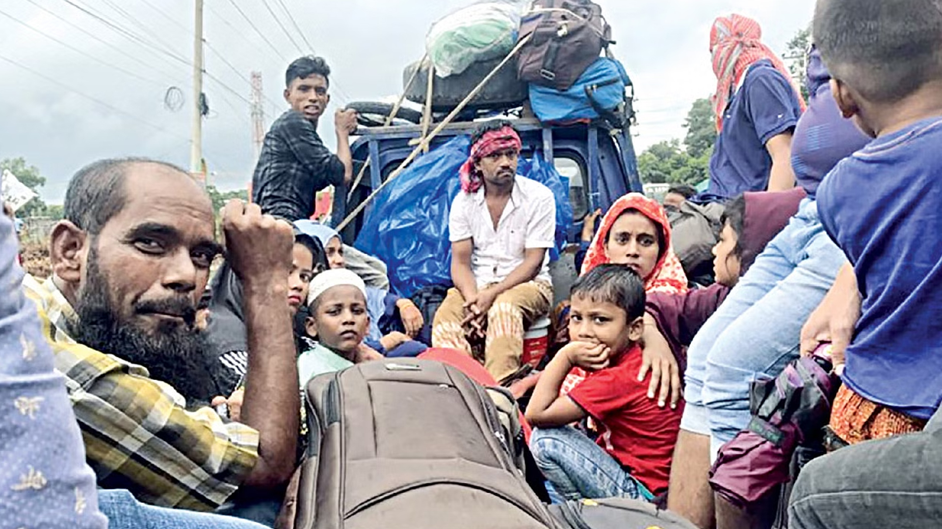 মঙ্গলবার ঢাকা ছেড়েছেন ১৯ লাখ ৫ হাজার সিম ব্যবহারকারী