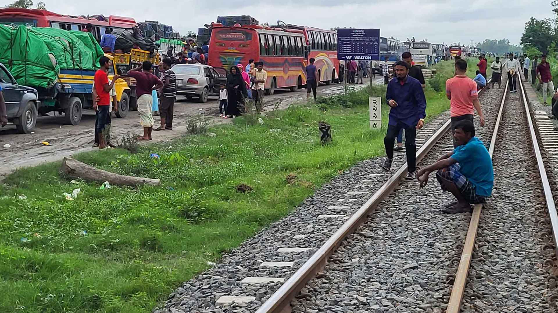 বঙ্গবন্ধু সেতুর পূর্ব প্রান্তে ৭ কিলোমিটার, ঢাকামুখী লেনে প্রায় ২২ কিলোমিটার যানজট