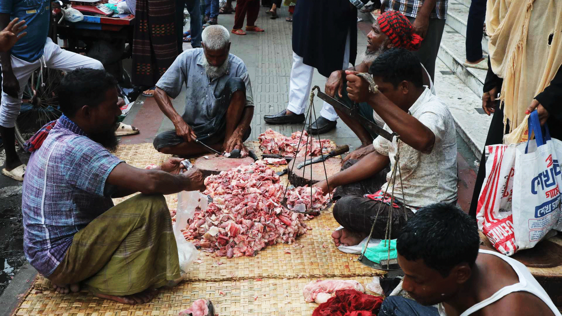 কুড়িয়ে পাওয়া মাংসের হাটে জমজমাট বেচাকেনা