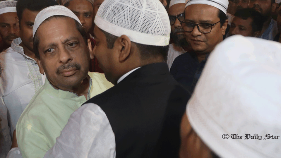 ঈদের জামাতে এক কাতারে চাচা-ভাতিজা, ক্ষমা চাইলেন সাদিক আব্দুল্লাহ