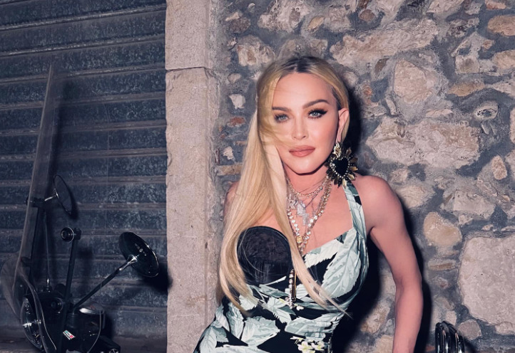 আইসিইউ থেকে ছাড়া পেয়ে বাড়িতে ম্যাডোনা 