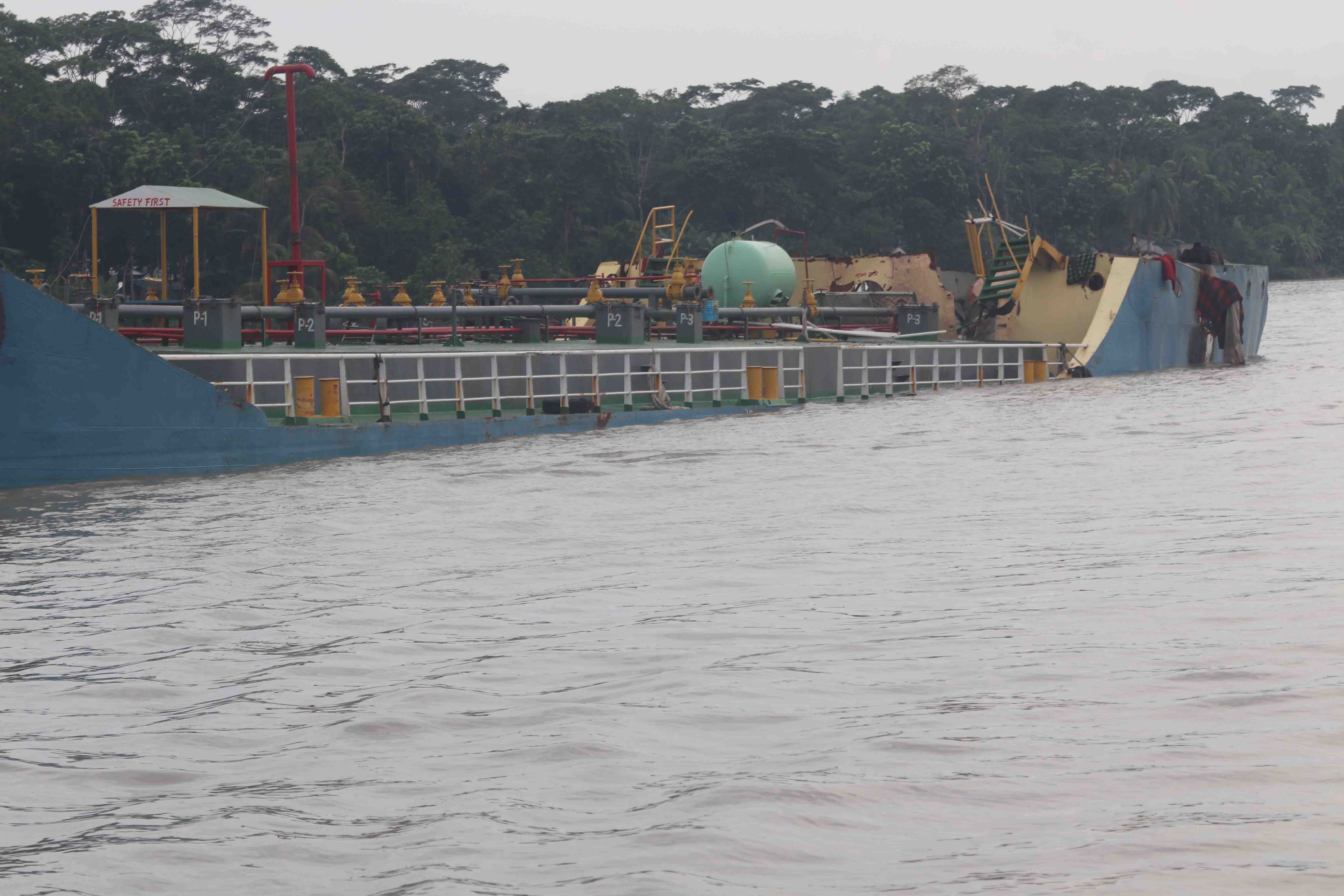 সুগন্ধা নদীতে তেলভর্তি জাহাজে বিস্ফোরণে দগ্ধ ৪, নিখোঁজ ৪