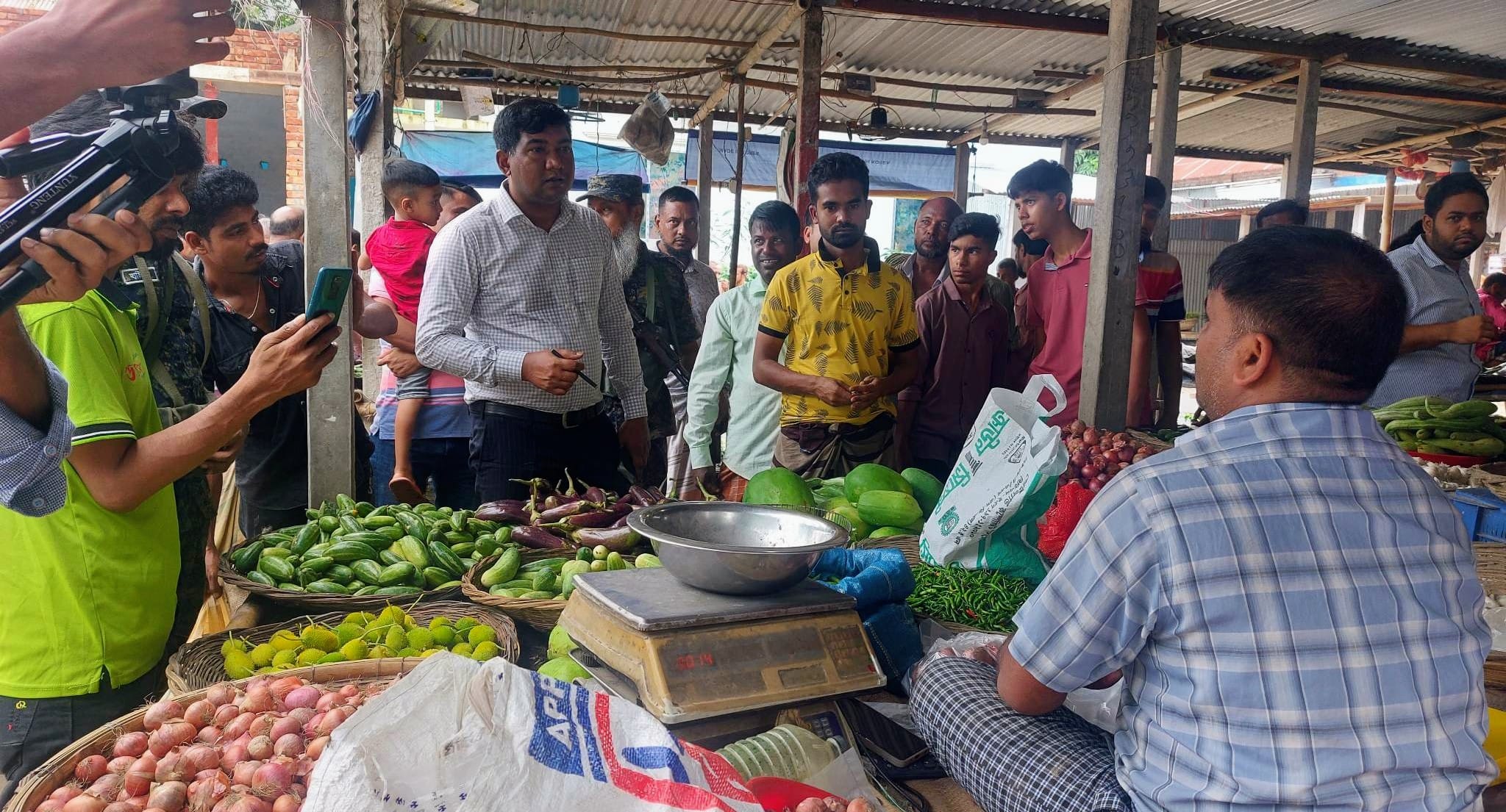 অতিরিক্ত দামে কাঁচা মরিচ বিক্রি, মানিকগঞ্জে ৫ ব্যবসায়ীকে জরিমানা