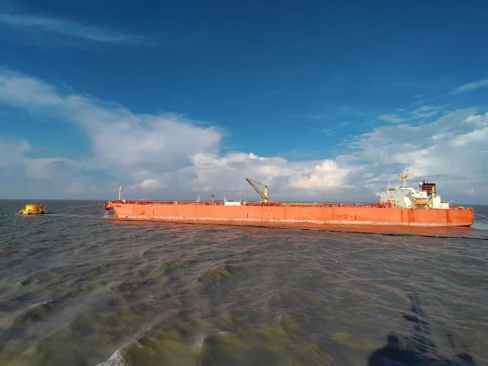 পাইপলাইনে ত্রুটি, সমুদ্রের তলদেশ দিয়ে জ্বালানি তেল খালাস বন্ধ