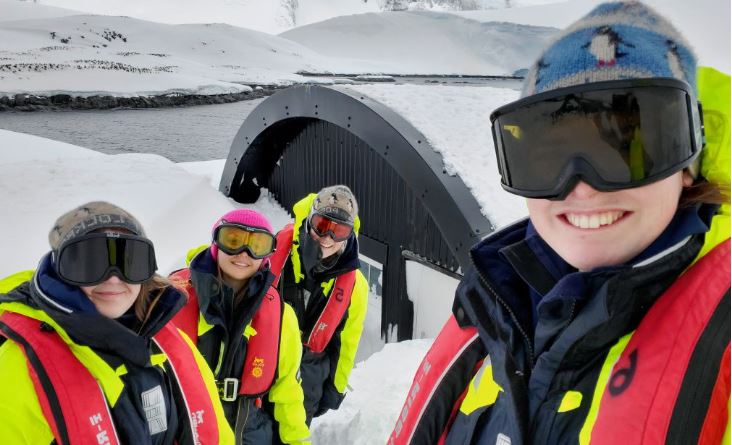 অ্যান্টার্কটিকার ‘পেঙ্গুইন পোস্ট অফিস’ চালাচ্ছেন যে নারীরা