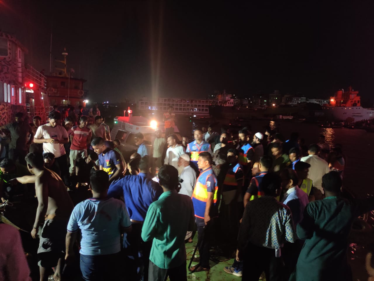 বুড়িগঙ্গায় অর্ধশতাধিক যাত্রীসহ ওয়াটার বাসডুবি