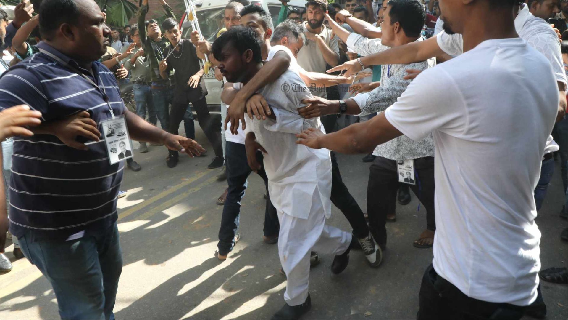 হিরো আলমকে পেটাল নৌকার ব্যাজধারীরা