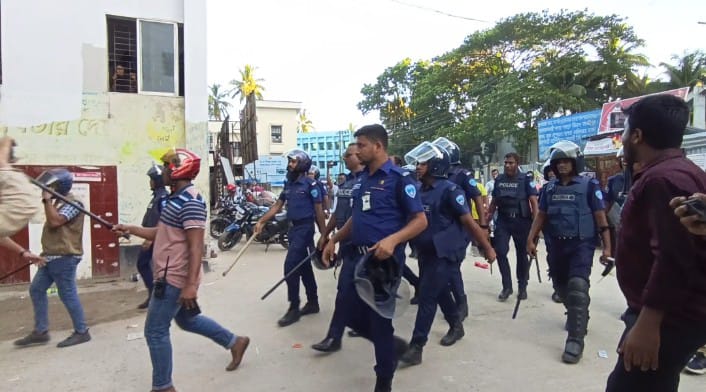 লক্ষ্মীপুরে আ. লীগ-বিএনপি-পুলিশ ত্রিমুখী সংঘর্ষে নিহত ১, আহত অর্ধশতাধিক