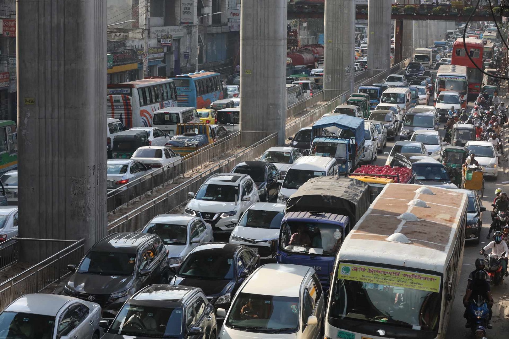 আ. লীগ-বিএনপির কর্মসূচিতে যানজট, ৪০ মিনিটের পথ যেতে ২ ঘণ্টা