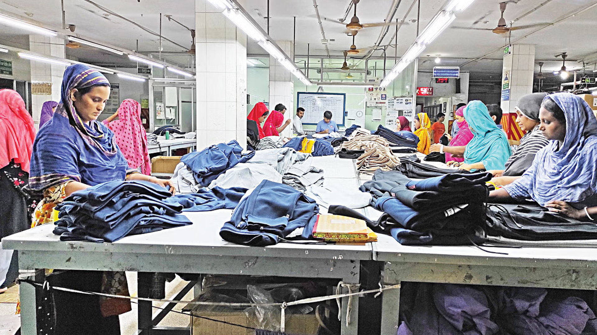 ট্রাম্পের শুল্কের ধাক্কা কীভাবে সামলাবে বাংলাদেশ