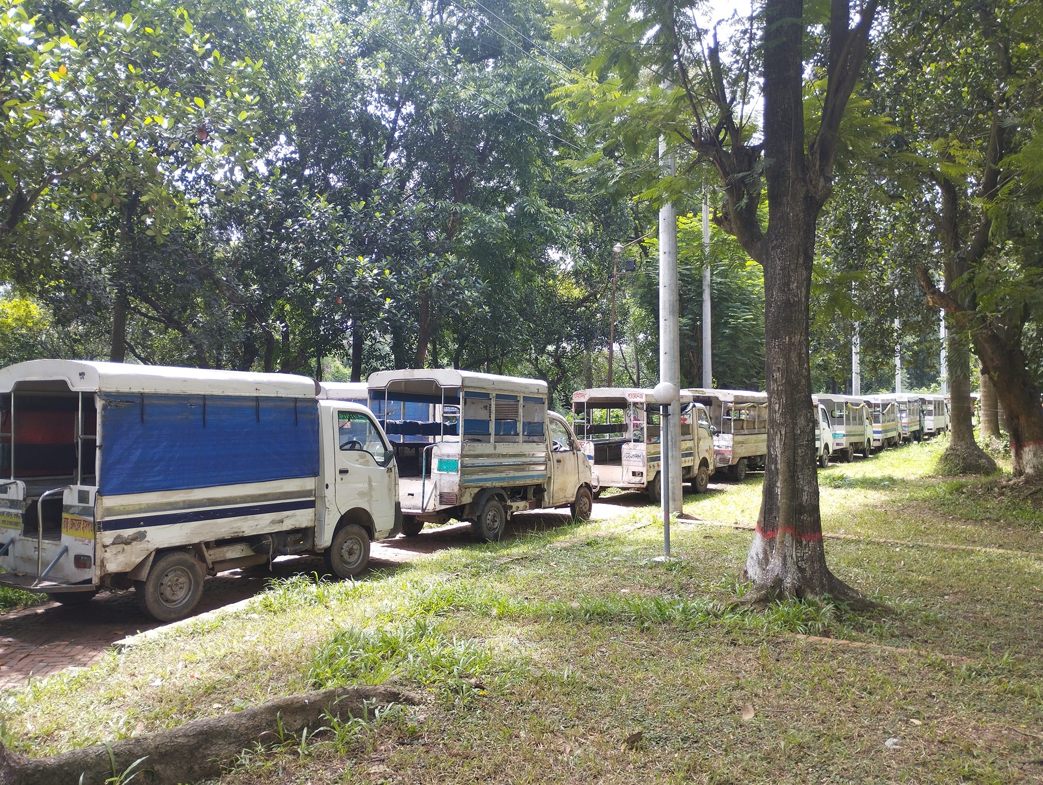 জাবি: ছাত্রলীগ নেতাদের বিরুদ্ধে ২৪ লেগুনা আটকে রাখার অভিযোগ