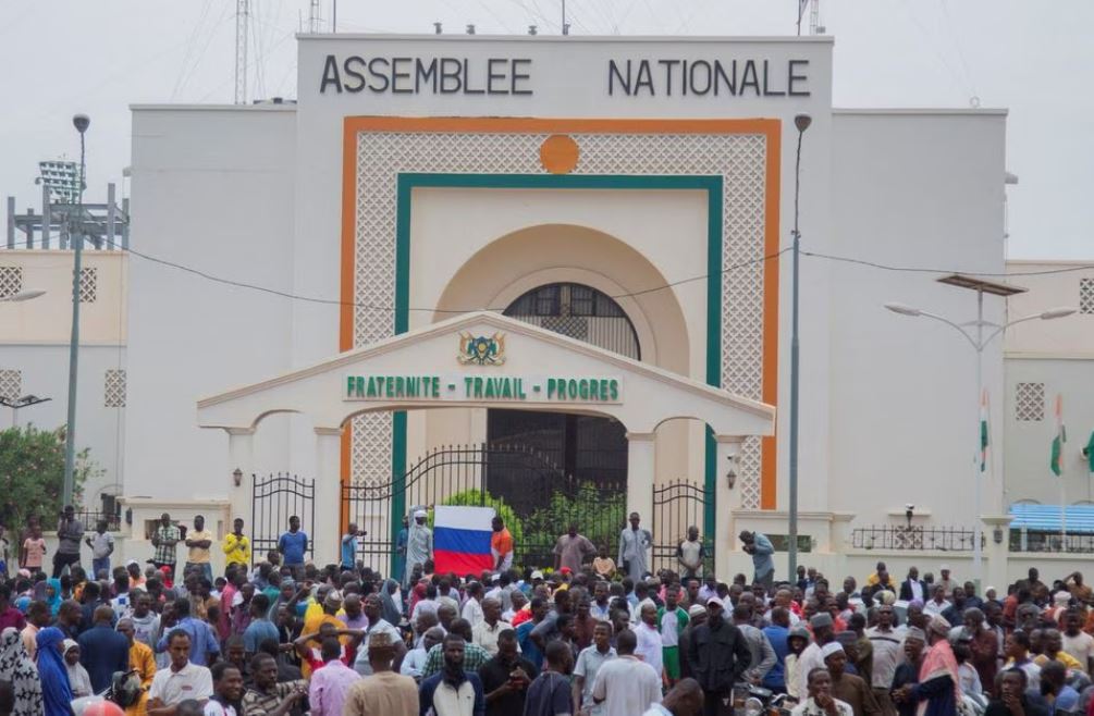 নাইজারে ক্যুর প্রতি সেনাবাহিনীর আনুষ্ঠানিক সমর্থন, দেশজুড়ে অচলাবস্থা