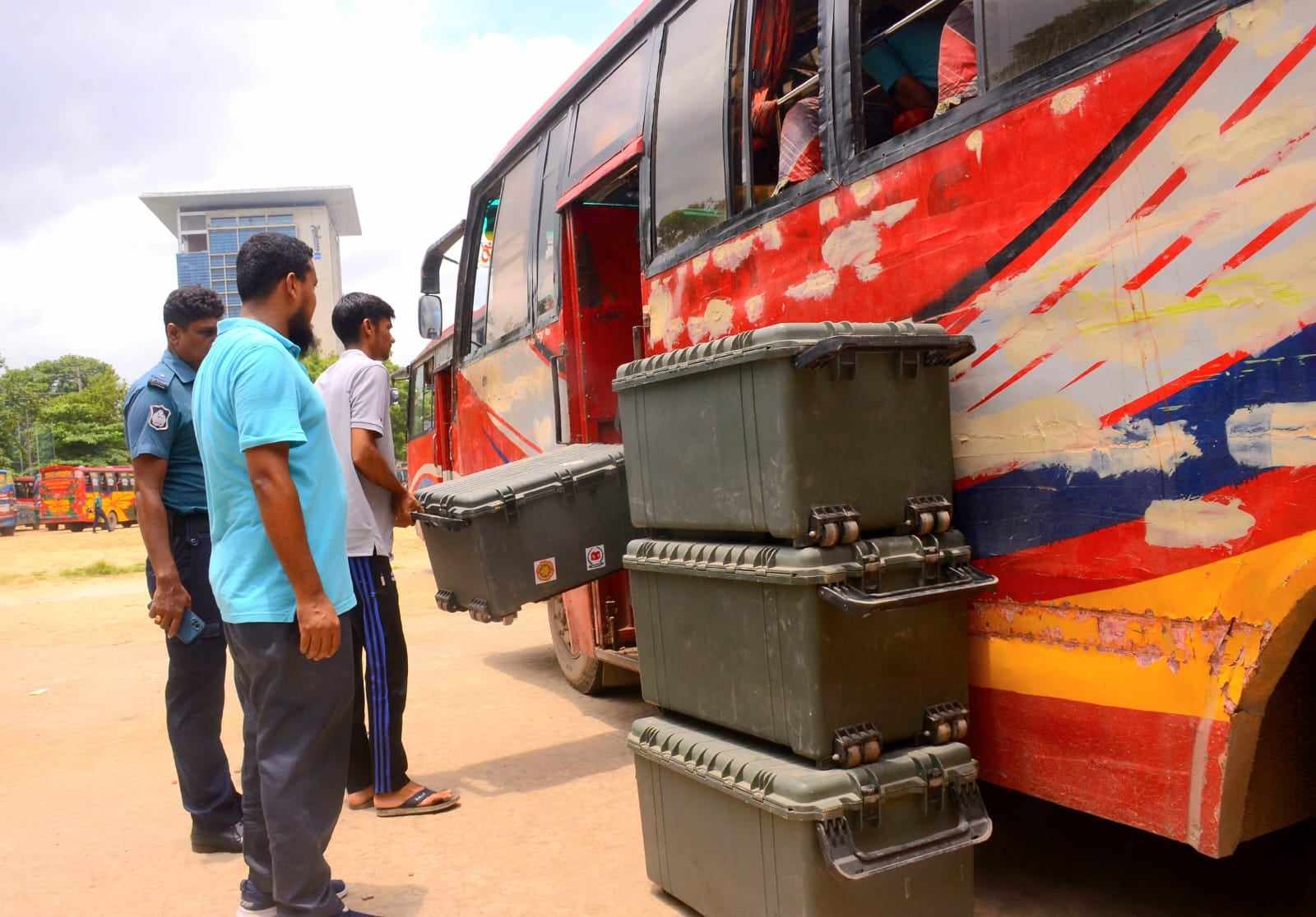 রাত পোহালেই চট্টগ্রাম-১০ আসনের উপনির্বাচন, কেন্দ্রে পৌঁছেছে নির্বাচনী সরঞ্জাম