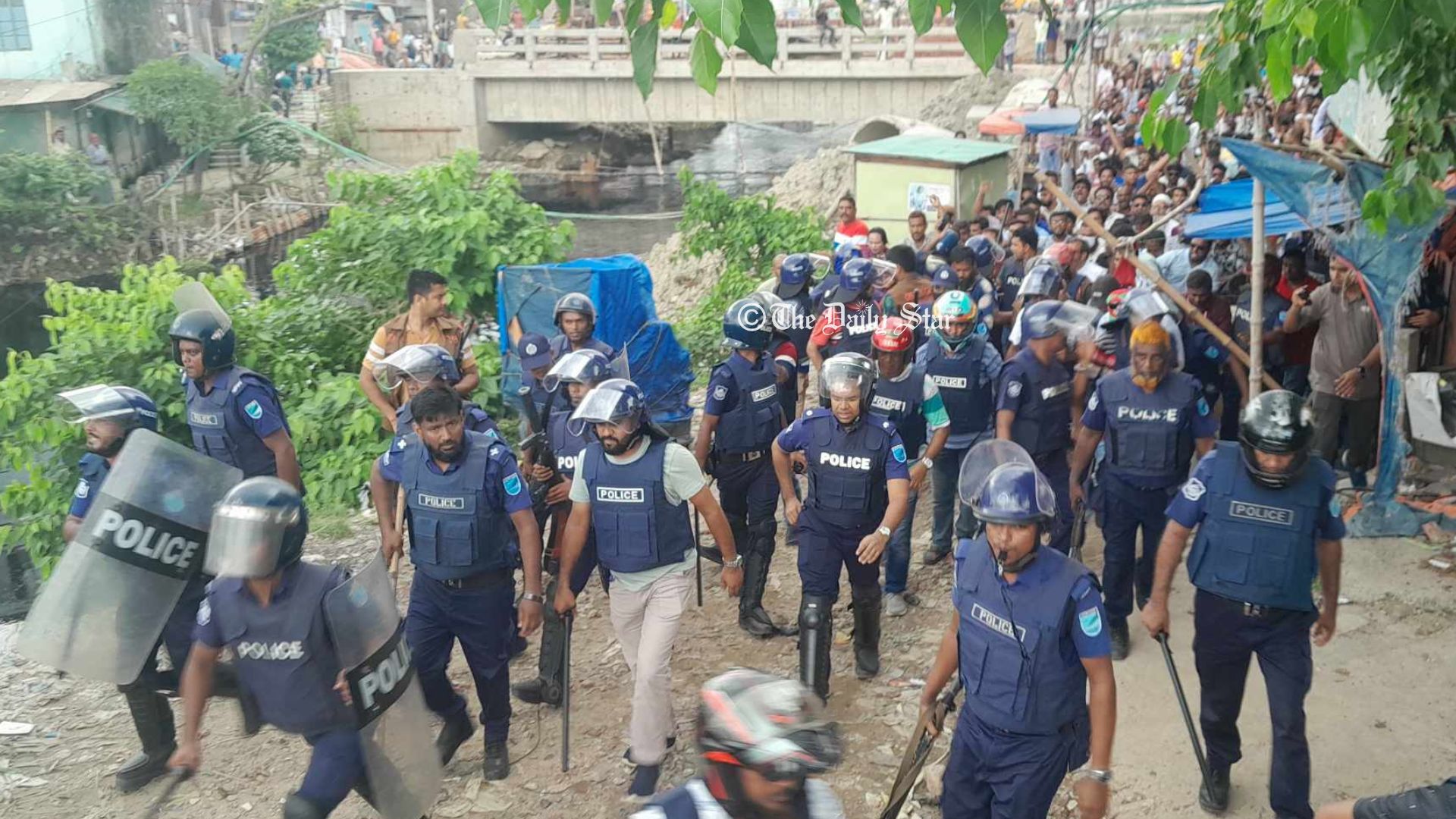 সিদ্ধিরগঞ্জে পুলিশ-বিএনপি সংঘর্ষে আহত ১৮, আটক ৫