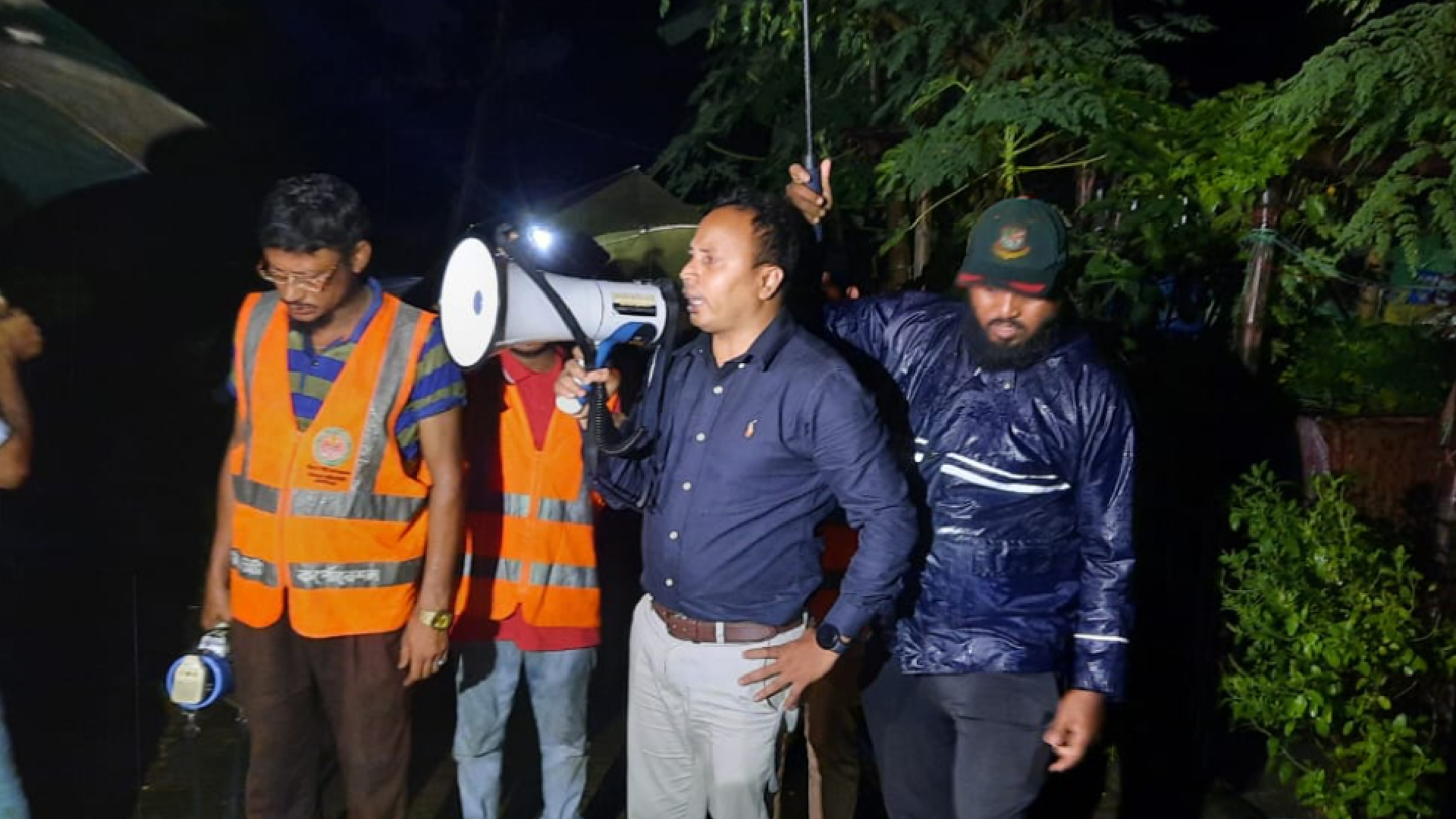 পাহাড় ধসের আশঙ্কা, ঝুঁকিপূর্ণ বাসিন্দাদের সরে যেতে মাইকিং