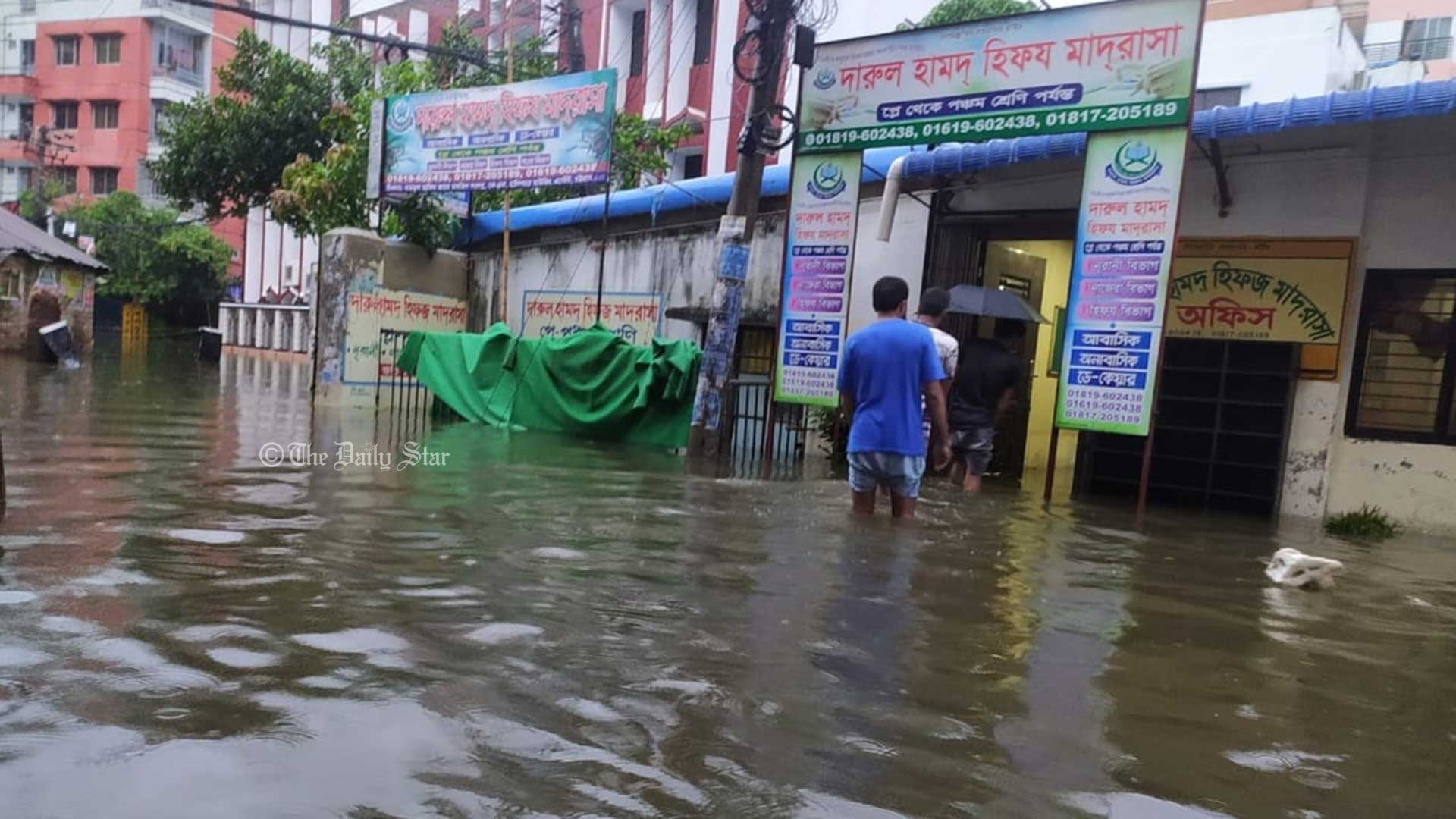প্রবল বর্ষণে ৪ দিন পানিবন্দি চট্টগ্রামের নিচু এলাকার মানুষ