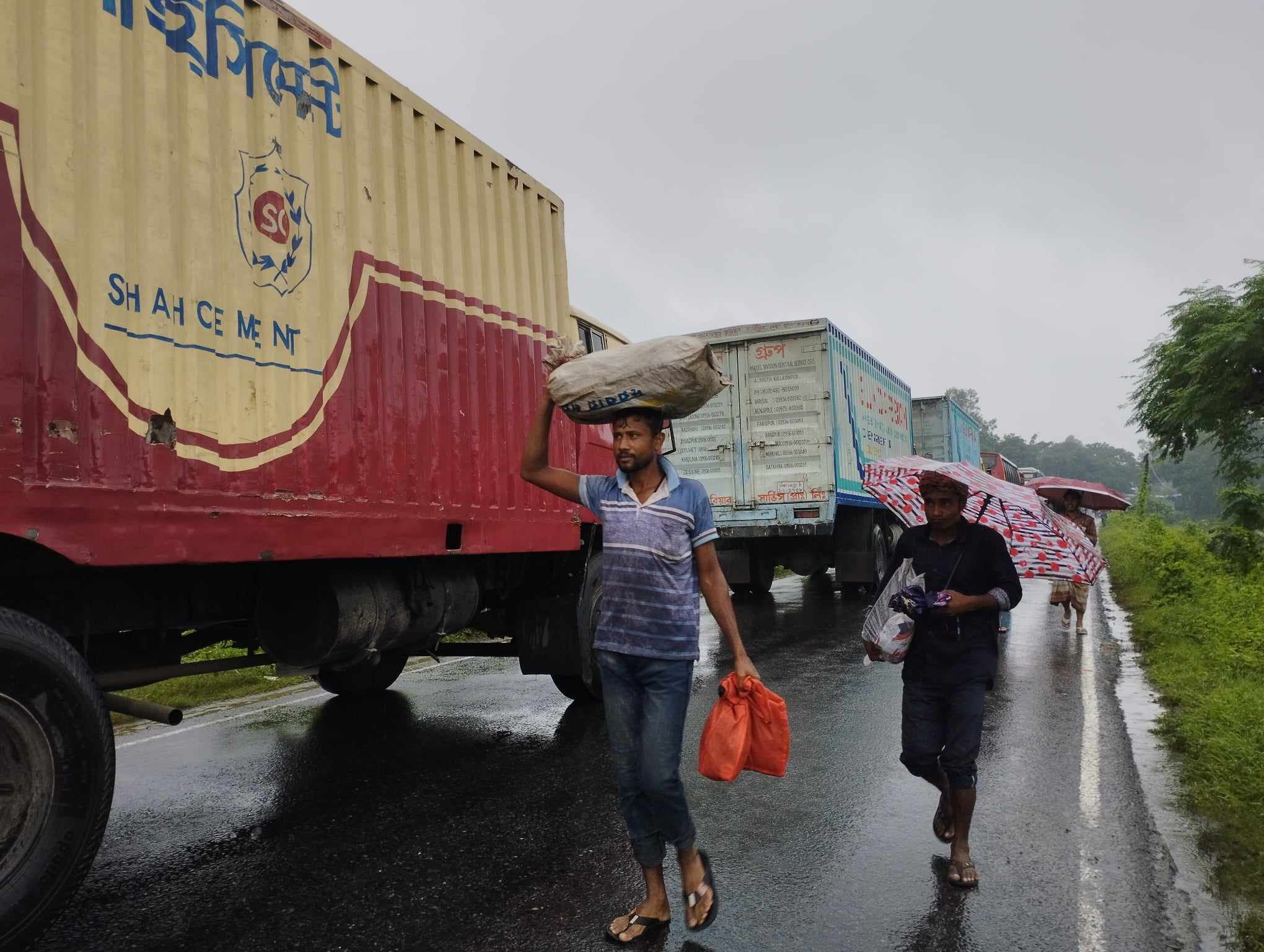 কক্সবাজার ও বান্দরবানের সঙ্গে এখনো সারা দেশের যান চলাচল বন্ধ
