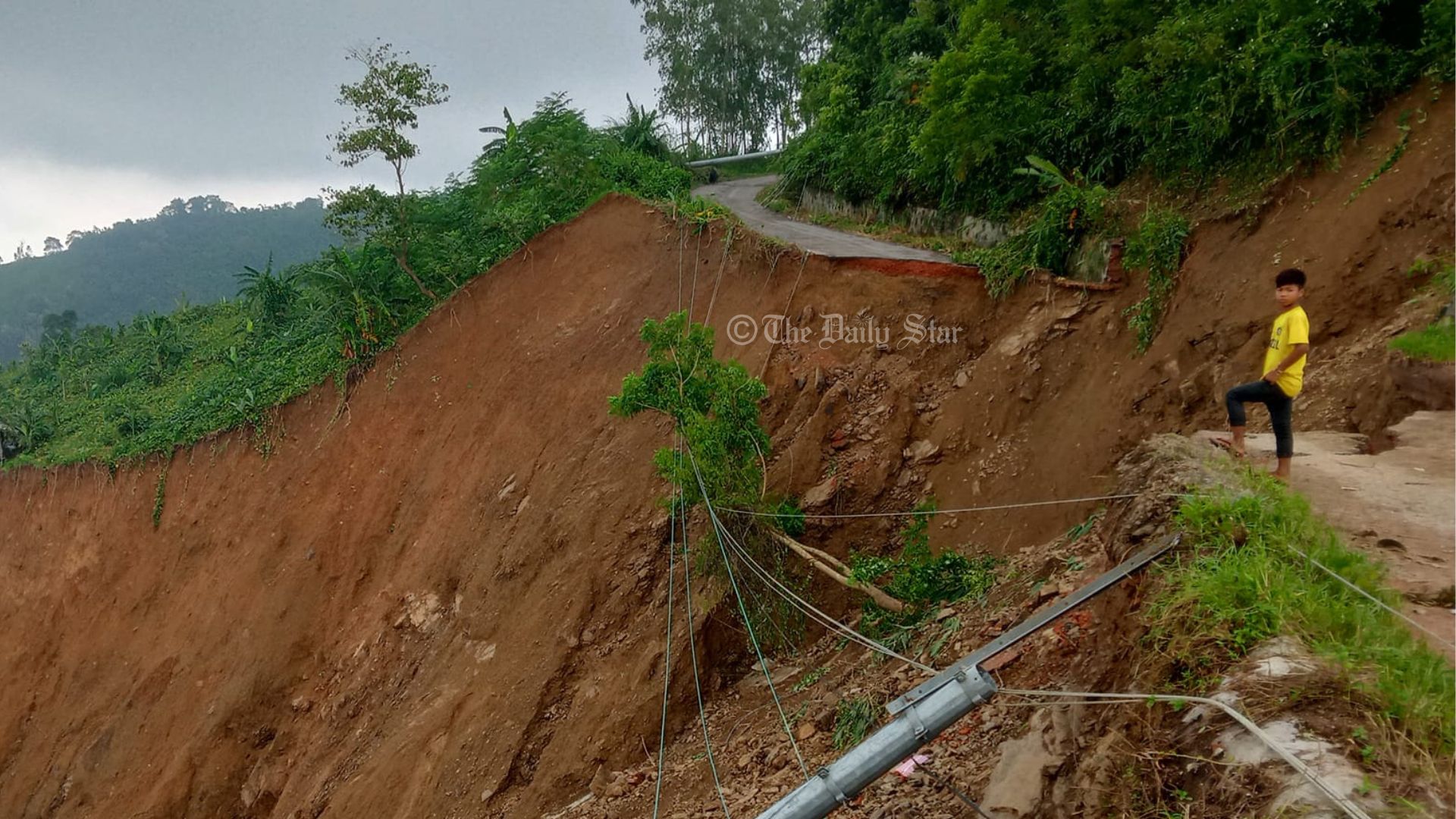 পাহাড় ধসে বান্দরবান-রুমা-থানচি যোগাযোগ বিচ্ছিন্ন
