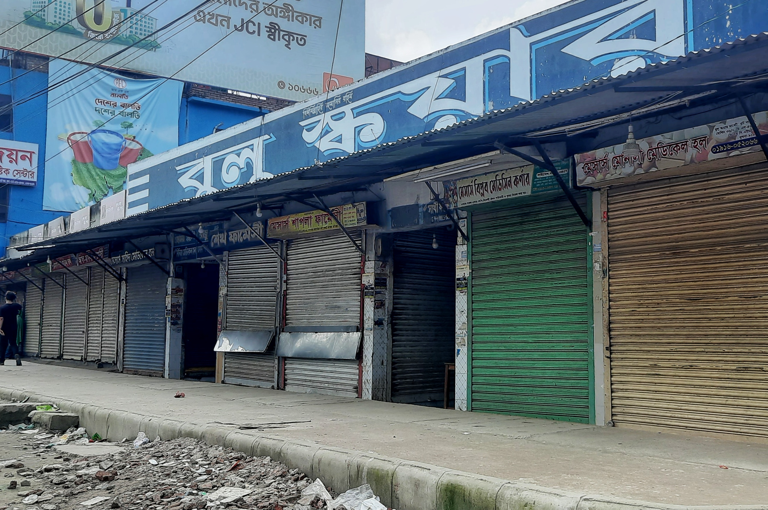 খুমেক শিক্ষার্থী-ওষুধ ব্যবসায়ীদের সংঘর্ষ: ইন্টার্ন চিকিৎসকের কর্মবিরতি