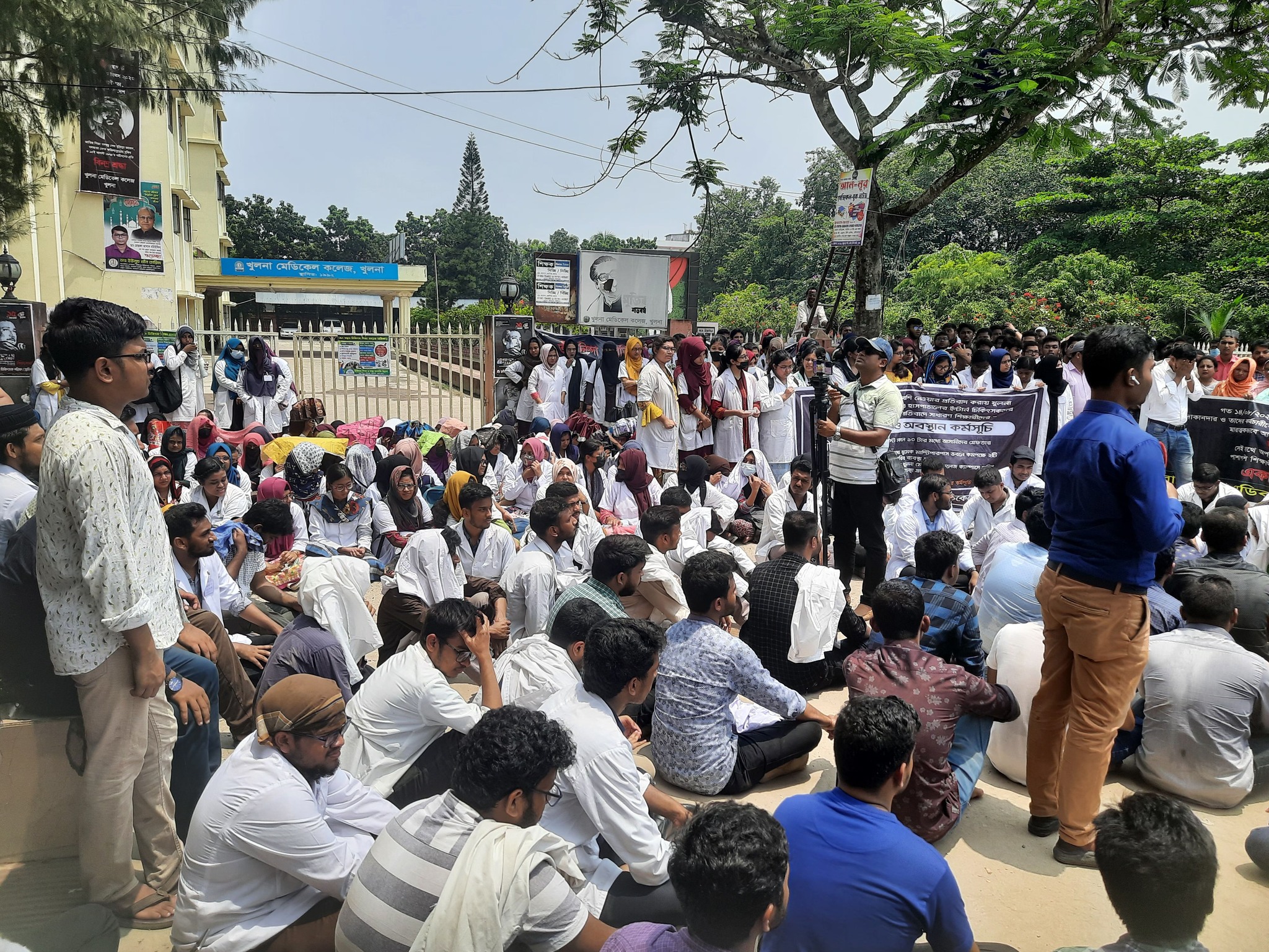 খুমেক অধ্যক্ষ-উপাধ্যক্ষ-হাসপাতাল পরিচালক ও উপপরিচালকের কক্ষে তালা