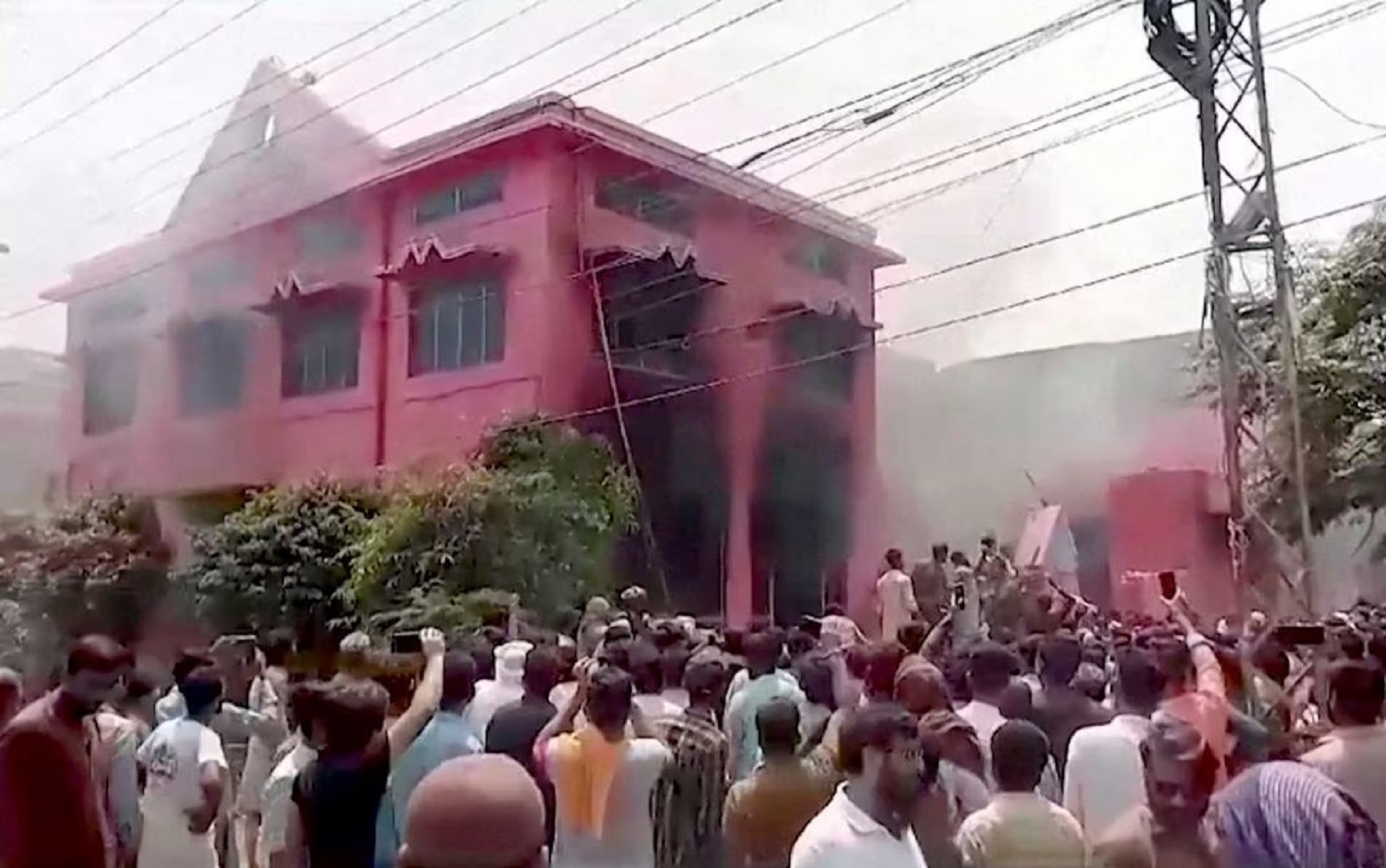 পাকিস্তানে গির্জা ও ঘরবাড়িতে আগুন, গ্রেপ্তার ৭০০