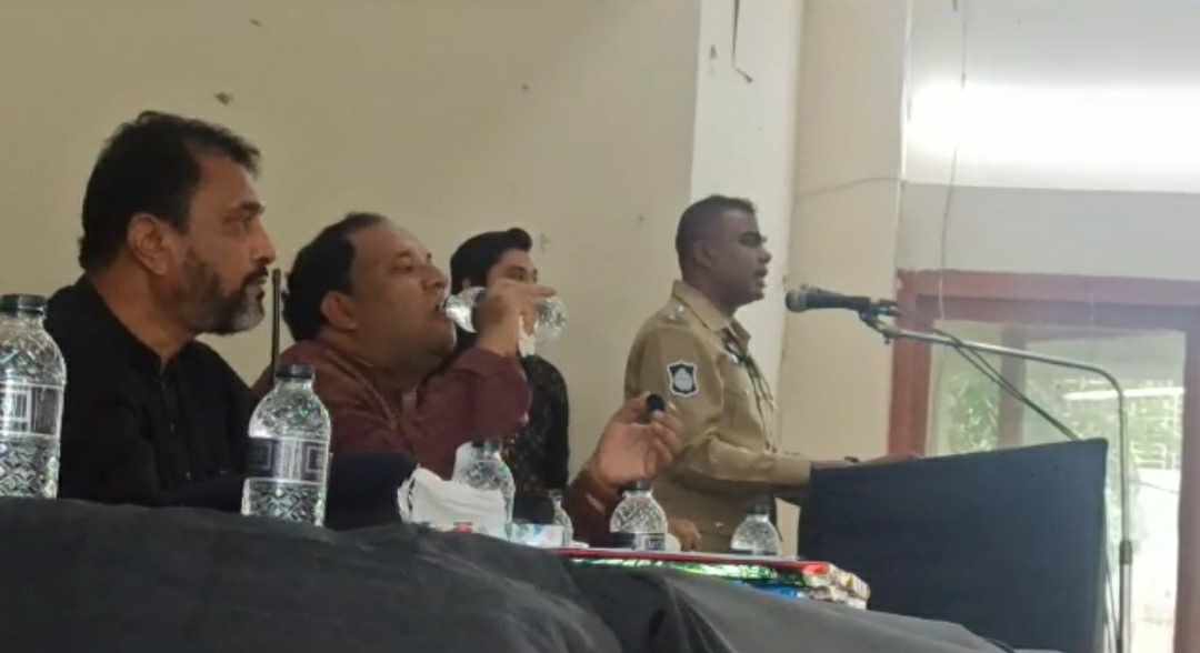 অর্থমন্ত্রীর জন্য ভোট চাওয়া সেই ওসিকে পুলিশলাইনে বদলি